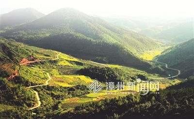 路通百业兴 山水画中行
