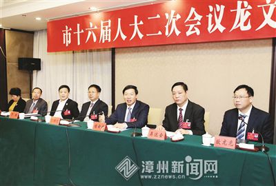 市委书记檀云坤在龙文区代表团与代表一起参加审议