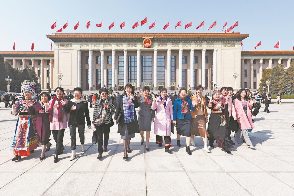 福建代表团女代表们意气风发步出会场
