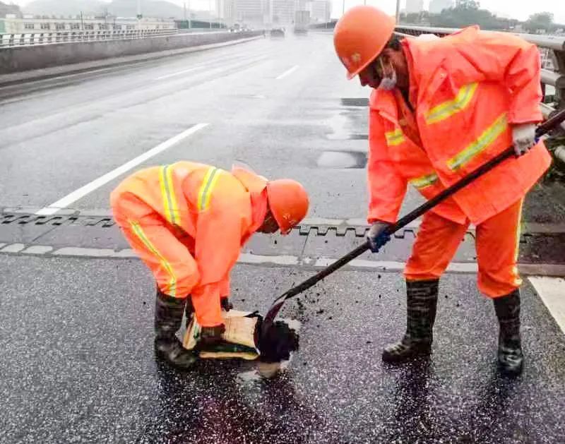 雨中的坚守