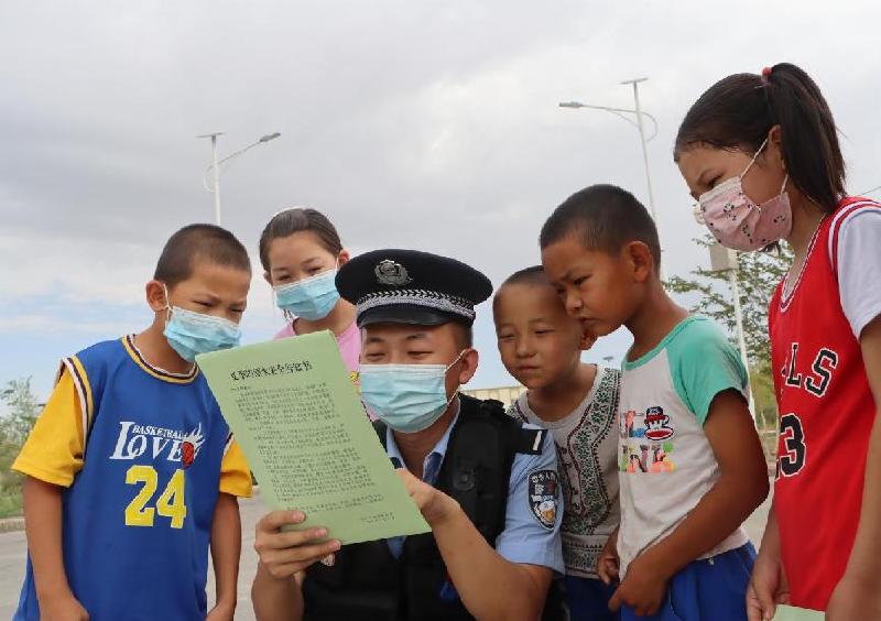 民警为少年儿童讲解防溺水知识