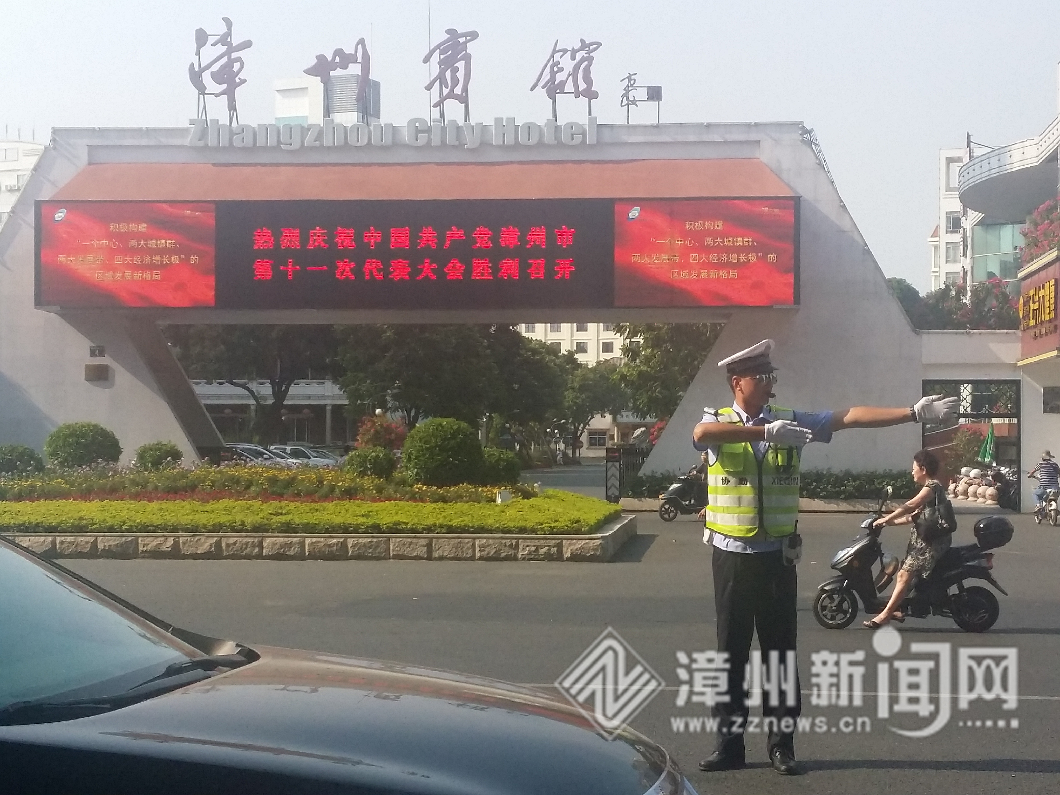 交警为党代会提供交通保障